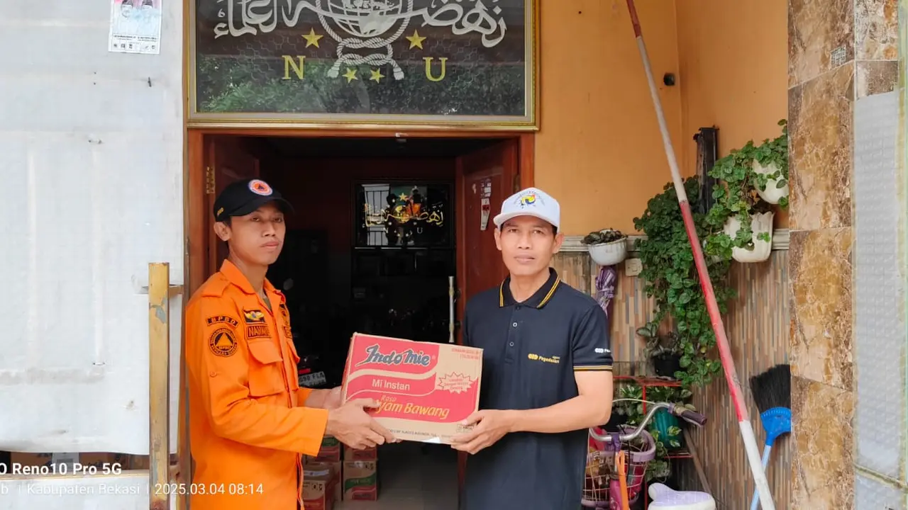 Pemkab Bekasi memberikan bantuan bagi warga terdampak banjir. (Istimewa)