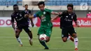 Pemain PS Sleman, Mohammad Bagus Nirwanto dijaga sejumlah pemain Persik Kediri dalam pertandingan Babak Penyisihan Grup C Piala Menpora 2021 di Stadion Si Jalak Harupat, Bandung Bandung, Kamis (1/4/2021). PSS Sleman berhasil menang 1-0 atas Persik Kediri. (Bola.com/Ikhwan Yanuar)