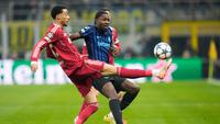 Pemain Liverpool, Hugo Ekitike, berduel dengan pemain Inter Milan Marcus Thuram dalam laga Liga Champions di Giuseppe Meazza, Italia, Rabu, (10/12/2025). (AP Photo/Luca Bruno)
