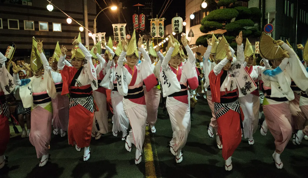 Sejumlah penari tampil di jalan Ikeda saat festival Awa Odori di Kota Miyoshi, Jepang (16/8). Para penari Awa Odori datang dari berbagai kalangan. (AFP Photo/Yasuyoshi Chiba)