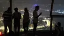 Turis melihat Sirkuit Marina Bay Street yang diselimuti kabut asap di Singapura (18/9/2019). Kabut asap dari kebakaran hutan yang terjadi di Sumatra dan Kalimantan membuat kelangsungan GP Singapura 2019 diliputi ketidakpastian. (AFP Photo/Mladen Antonov)