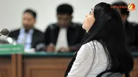 Angie menengadahkan kepala di depan majelis hakim. (Liputan6.com/Abdul Azis Prastowo)
