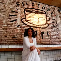 Dewi Lestari dalam penggarapan klip Dongeng Secangkir Kopi (Foto: Wimbarsana/Bintang.com)