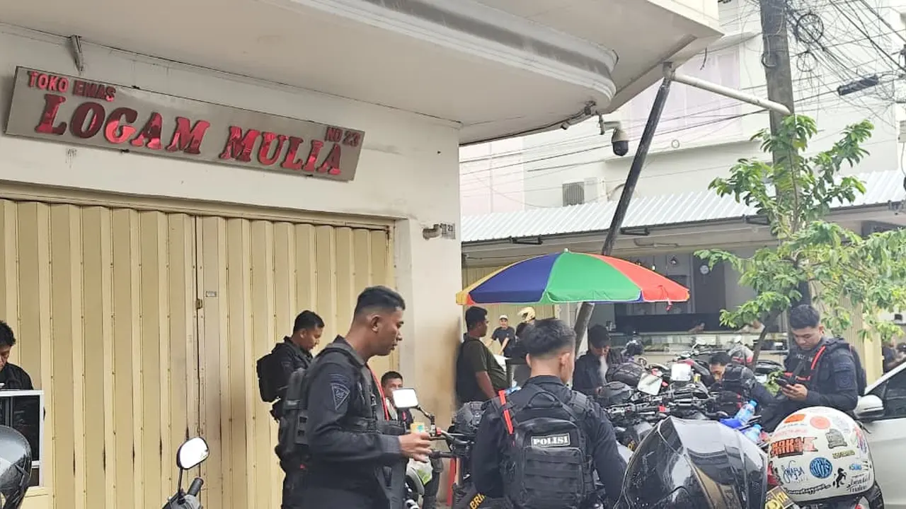 Emak-emak nekat bakar dan curi perhiasan di Toko Emas Logam Mulia, Makassar.