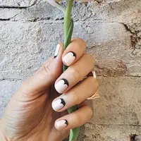 Nggak lebay, nail art minimalis ini mampu buat kuku kamu manis. (via: Purewow.com)