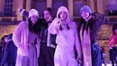 Syifa Hadju tampak seperti warga lokal dengan baju berlapis dan celana panjang saat main ice skating [@syifahadju]