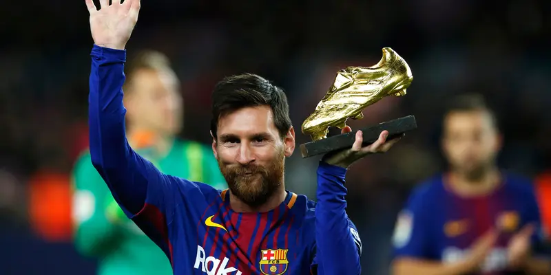 Cetak Gol Terbanyak di Eropa, Messi Pamer Sepatu Emas