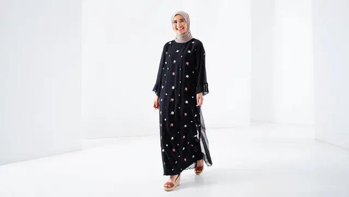 9 Model Gamis Hitam Kombinasi Bordir, Tampil Stylish dan Elegan Tanpa Kaku