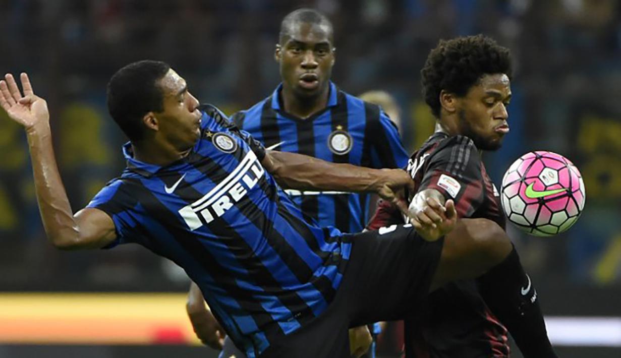 Bek Internazionale, Juan Jesus menjaga penyerang AC Milan, Luiz Adriano pada laga Serie A di Stadion San Siro, Italia, Minggu (13/9/2015). Internazionale berhasil menang 1-0. (AFP Photo/Olivier Morin) 
