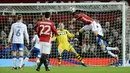 Aksi pemain Manchester United, Chris Smalling (kanan) mencetak gol ke gawang Wigan Athletic pada putaran keempat Piala FA di Old Trafford, Manchester,  (29/1/2017). Manchester United menang 4-0. (AP/Rui Vieira)