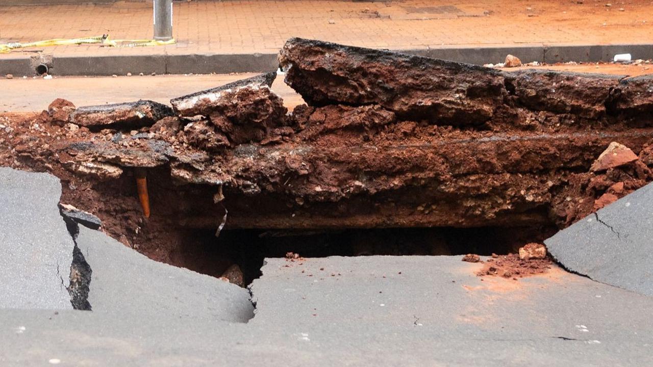 Beberapa orang yang tinggal di sepanjang jalan itu juga sempat dievakuasi pada Rabu (19/7/2023) malam, karena khawatir akan terjadi ledakan kedua yang dapat membuat gedung-gedung bertingkat di pusat kota runtuh.