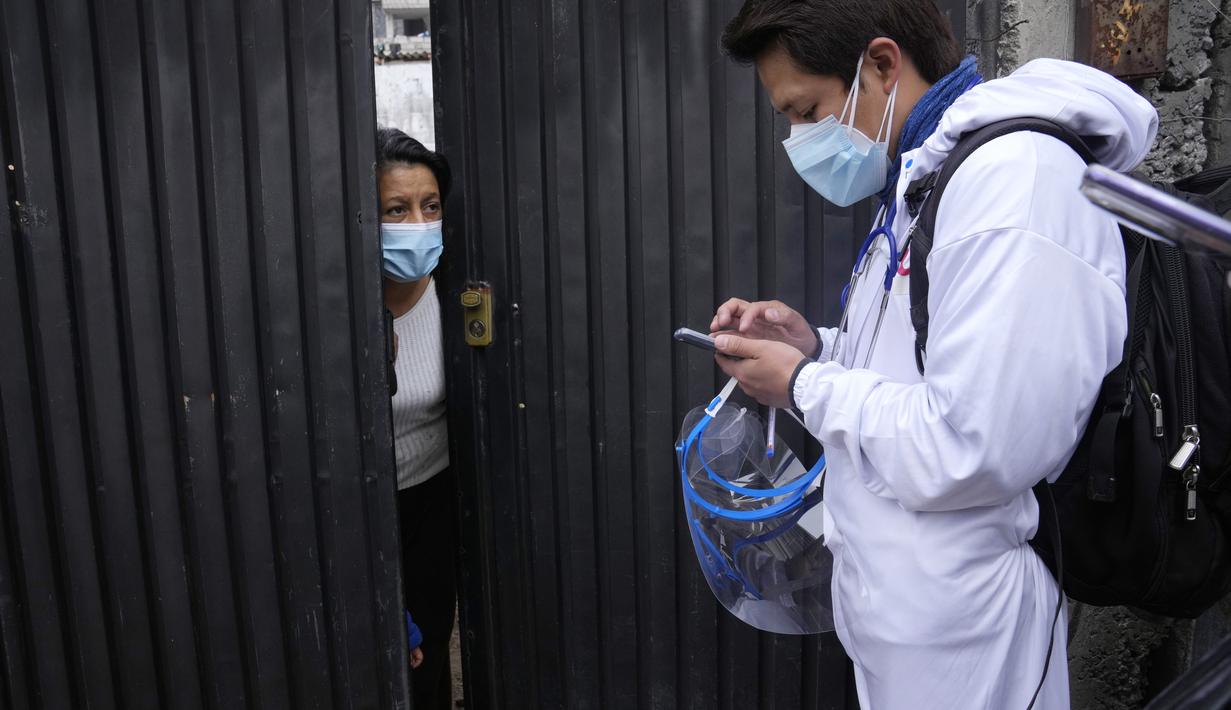 Brigade campuran dari pemerintah kota dan Kementerian Kesehatan mengunjungi lingkungan miskin untuk mendeteksi kasus COVID-19 dan melakukan vaksinasi, di Quito, Ekuador, Rabu (26/1/2022). (AP Photo/Dolores Ochoa)