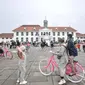  
Sejumlah pengunjung menggunakan sepeda yang disewakan di halaman Museum Fatahillah, kawasan Kota Tua, Jakarta, Rabu (4/5/2022). Libur Lebaran membawa berkah bagi jasa sewa sepeda ontel di Kota Tua. Penyewaan sepeda ontel mengalami peningkatan dari hari biasanya. Jasa sewa sepeda ontel di Kota Tua dipatok Rp20.000 per setengah jam. (merdeka.com/Iqbal S Nugroho)