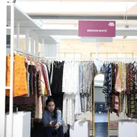 Broken White merayakan kekayaan kain nusantara melalui koleksi busana wanita elegan dan modern di Parade Wastra Nusantara 2025. Sejak berdiri pada 1999, brand ini konsisten menghadirkan karya berkualitas tinggi yang memadukan kearifan tradisi dengan desain kontemporer relevan bagi perempuan masa kini. (foto/dok: fimela.com)