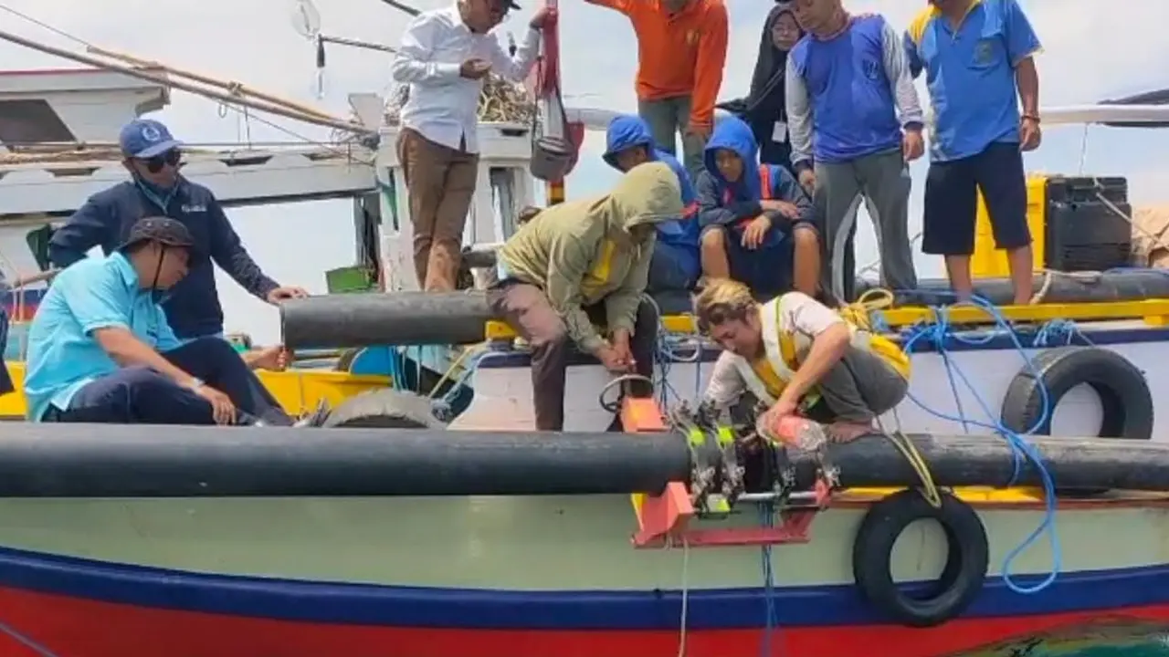 Proses Perbaikan pipa PDAM Probolinggo yang rusak dihantam jangkar kapal.(Istimewa)