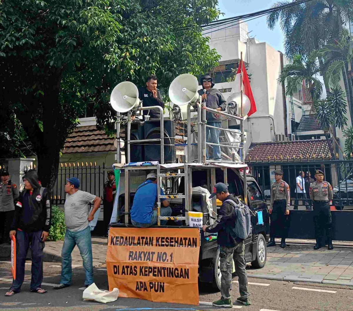Dari atas mobil bak, Mirah Sumirat bersama dengan dua rekan lainnya menggaungkan tuntutan mereka untuk membatalkan penyebaran nyamuk Wolbachia.