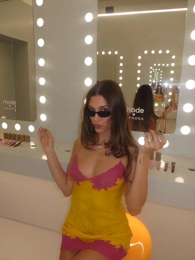 Tampilan Memikat Hailey Bieber di Coachella 2026, Pakai Gaun Vintage Dior dari 1998