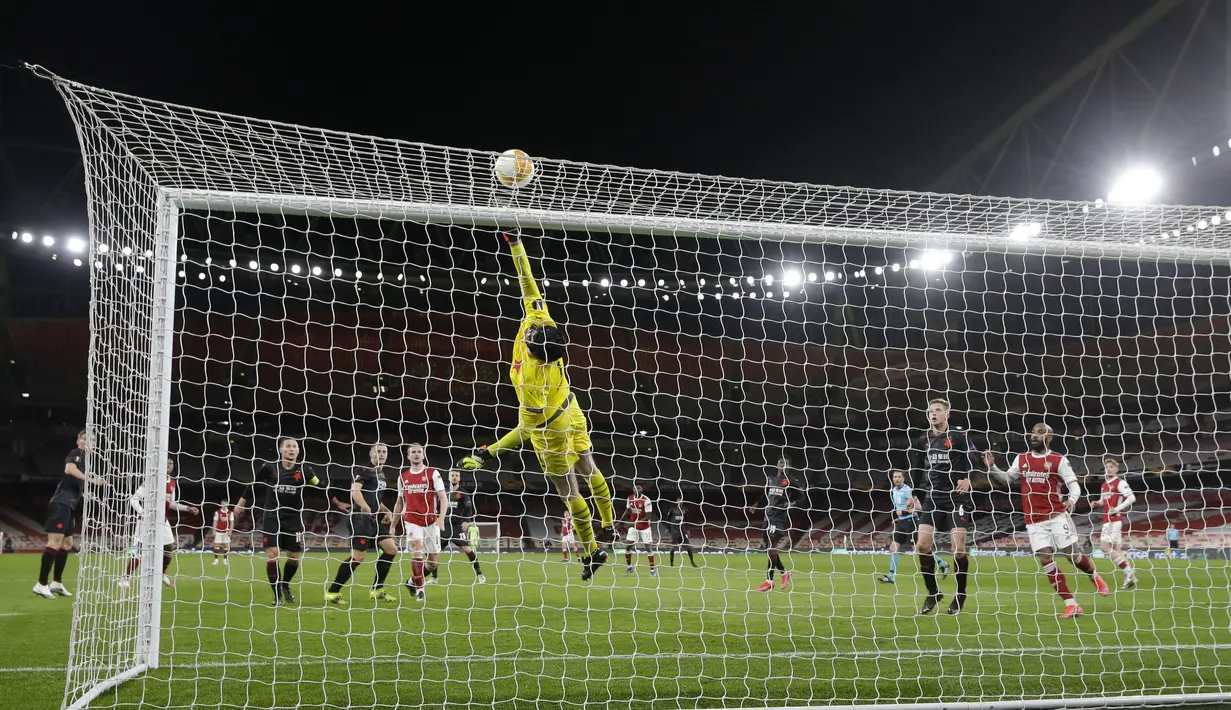 Penjaga gawang Slavia Praha Ondrej Kolar melakukan penyelamatan saat bertanding melawan Arsenal pada pertandingan leg pertama perempat final Liga Europa di Stadion Emirates di London, Jumat (9/4/2021). Arsenal bermain imbang atas Slavia Praha 1-1.  (AP Photo/Alastair Grant)