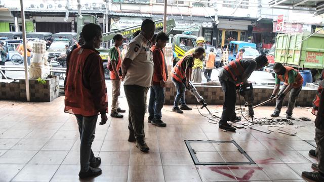 Makan Badan Jalan, Ruko di Pluit Dibongkar