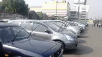 Manfaat 'Berdirikan' Wiper Saat Parkir di Tempat Panas