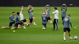 Para pemain Jerman melakukan pemanasan selama mengikuti sesi latihan di stadion La Cartuja di Seville (17/11/2020). Jerman akan bertanding melawan Spanyol pada Matchday 6 UEFA Nations League 2020 di Estadio La Cartuja de Sevilla. (AFP/Cristina Quicler)