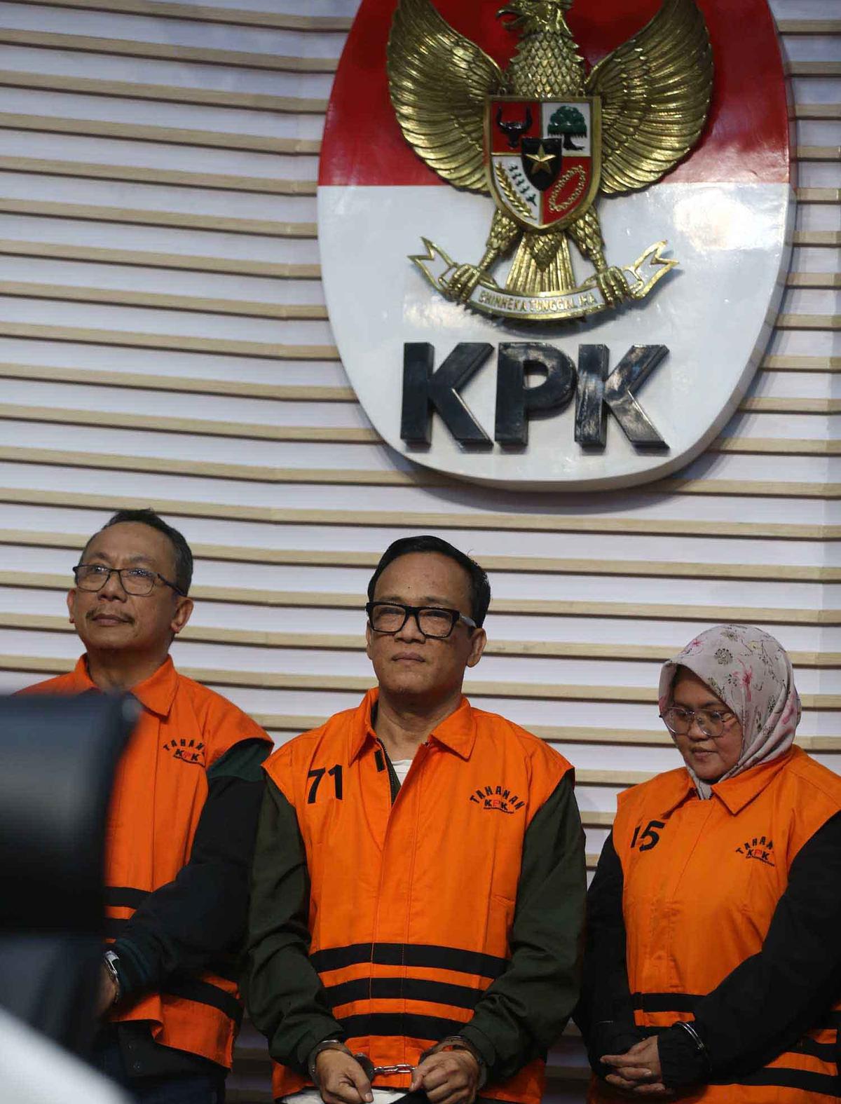 FOTO:  Wamenaker Immanuel Ebenezer Menangis Usai Ditetapkan Tersangka Kasus Sertifikat K3