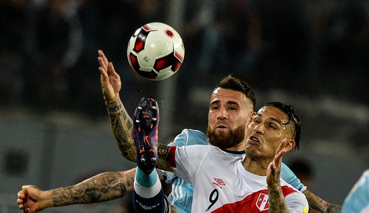 Pemain Argentina, Nicolas Otamendi berebut bola dengan pemain Peru,Paolo Guerrero (kanan) pada laga  pada laga kualifikasi di Nacional Stadium, Lima, Peru. (AFP/Ernesto Benavides)
