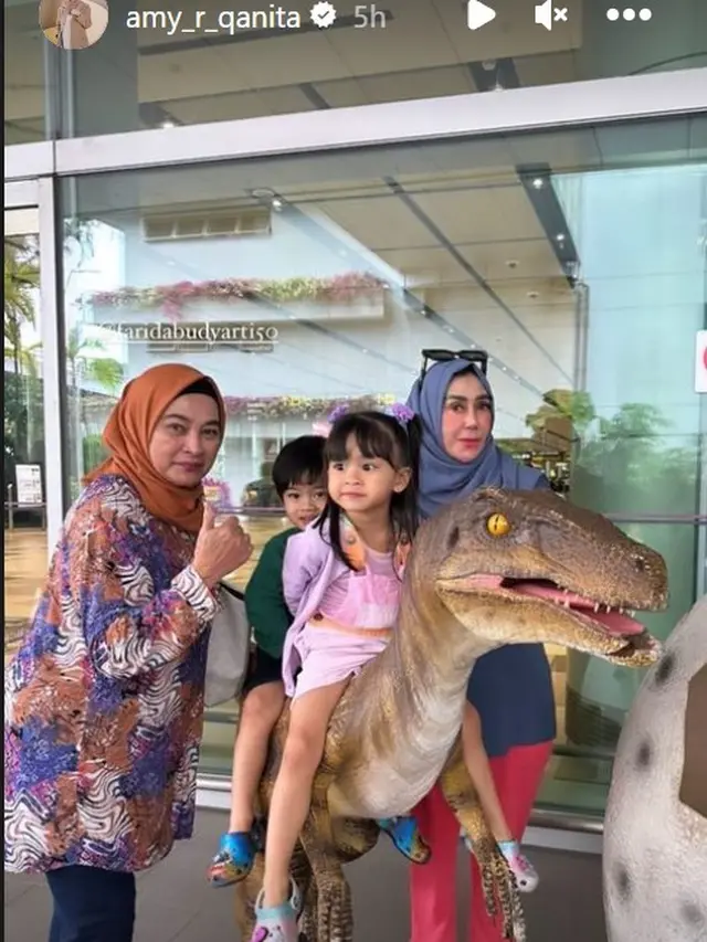 Ibunda Jeje Govinda dan ibunda Syahnaz Sadiqah
