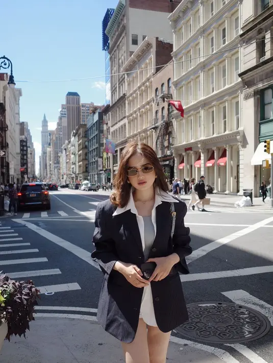 PIlihan gayanya yang stylish menarik untuk disimak dan dijadikan inspirasi. [Foto: Instagram/ Syifa Hadju]