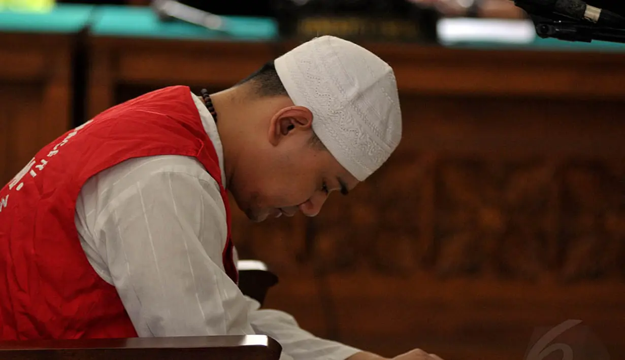 Guntur Bumi, melalui kuasa hukumnya meminta dibebaskan dan tidak dituntut penjara, Jakarta, Rabu (27/8/14). (Liputan6.com/Johan Tallo)