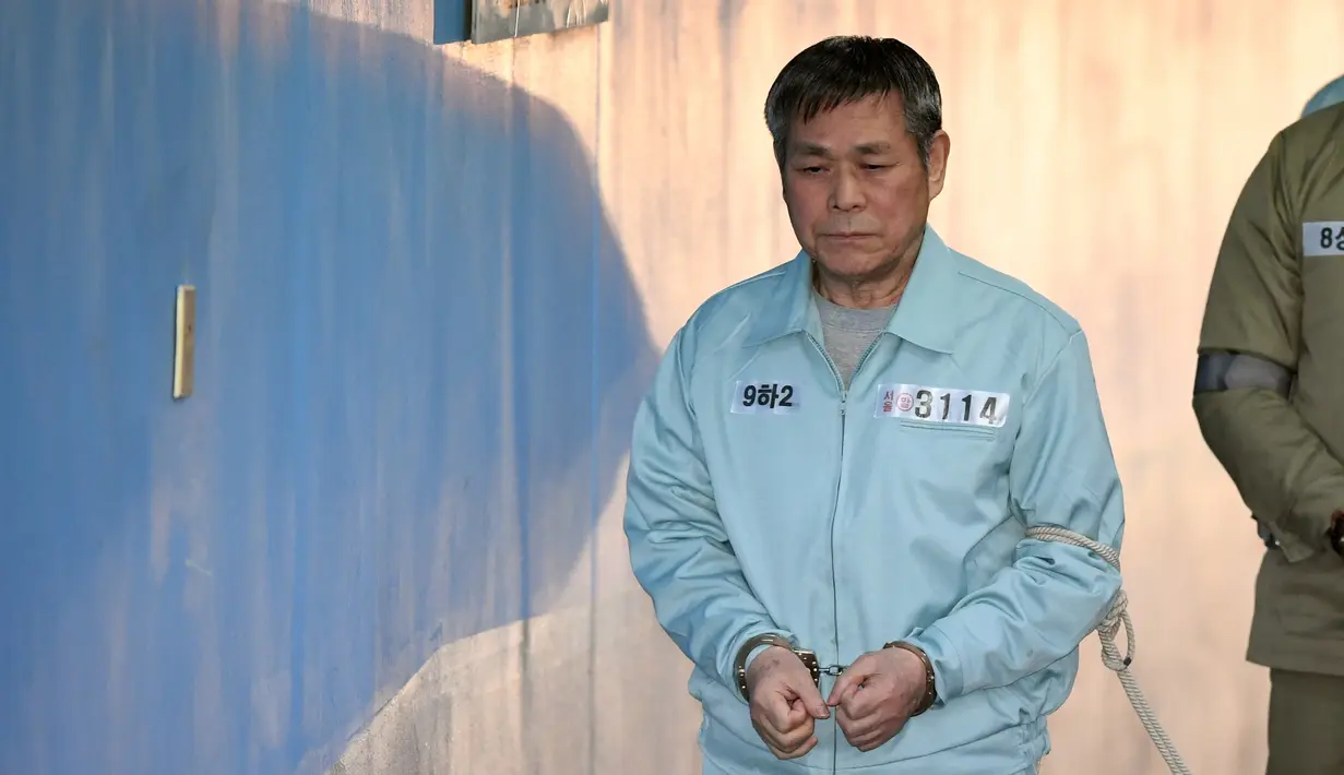 Pastor Korea Selatan Lee Jaerock tiba di Pengadilan Distrik Pusat Seoul untuk menghadiri persidangannya di Seoul (22/11).  Lee Jaerock dijatuhi hukuman 15 tahun penjara memperkosa beberapa wanita di megachurch-nya di Seoul barat. (AFP Photo/Jung Yeon-je)