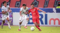 Pemain Persija Jakarta, Rayhan Hannan (kanan) berebut bola dengan pemain Borneo FC, Fajar Fathur Rahman pada laga pekan ke-7 BRI Liga 1 2023/2024 di Stadion Patriot Candrabhaga, Bekasi, Rabu (9/8/2023). (Bola.com/Bagaskara Lazuardi)