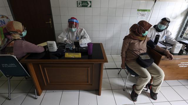 FOTO: Tenaga Kesehatan Jalani Vaksinasi COVID-19 Tahap Kedua di Puskesmas Palmerah