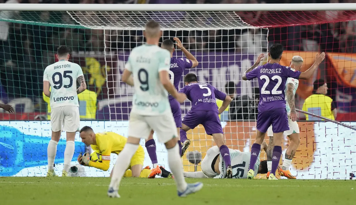 Kiper Inter Milan, Samir Handanovic, menangkap bola saat melawan Fiorentina pada laga final Coppa Italia di Stadion Olimpico, Kamis (25/5/2023). Inter Milan menang dengan skor 2-1. (AP Photo/Andrew Medichini)