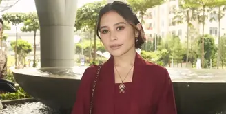Didampingi sang kekasih, Omara Esteghlal, Prilly tampil serasi dalam balutan outfit bernuansa earthy yang hangat. Keduanya menunjukkan chemistry yang manis, sekaligus menjadi representasi gaya kondangan pasangan muda yang elegan tanpa terkesan berlebihan. [@prillylatuconsina96].