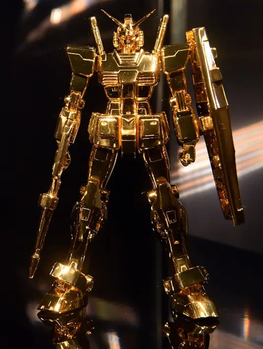 Sebuah robot Gundam yang terbuat dari emas murni di acara pameran "The Art of Gundam" di Tokyo, 17 Juli 2015.  Replika robot berukuran 12,5 cm ini dibanderol dengan harga Rp2 Miliar. (AFP PHOTO/Yoshikazu Tsuno)