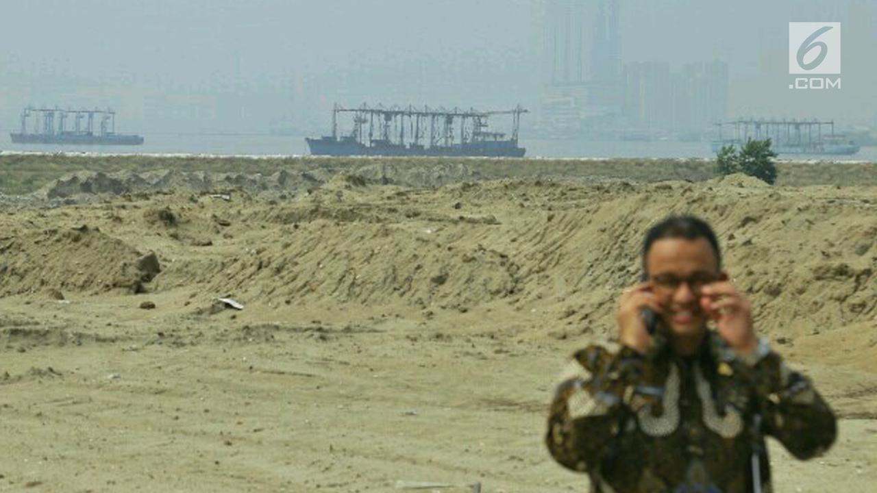Gaya Anies Saat Pantau Penyegelan Bangunan Pulau Reklamasi