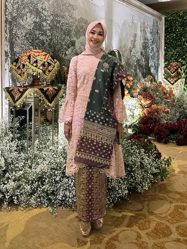 7 Model Baju Brokat Alya Rohali, Gaya Elegan Sang Ikon Wanita Anggun