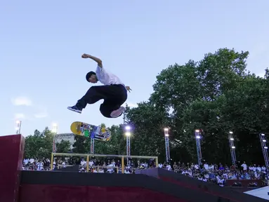 Skater asal Jepang Aoki Yukito saat beraksi pada ajang Kejuaraan Dunia Skateboard Jalanan di Roma, Sabtu (2/7/2022). (AP/Andrew Medichini)