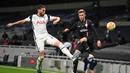 Bek Tottenham, Matt Doherty, berebut bola dengan penyerang LASK, Johannes Eggestei, pada laga Grup J Liga Europa 2020/2021 di Tottenham Hotspurs Stadium, Jumat (23/10/2020) dini hari WIB. Tottenham menang telak 3-0 atas LASK. (AFP/Daniel Leal-Olivas)