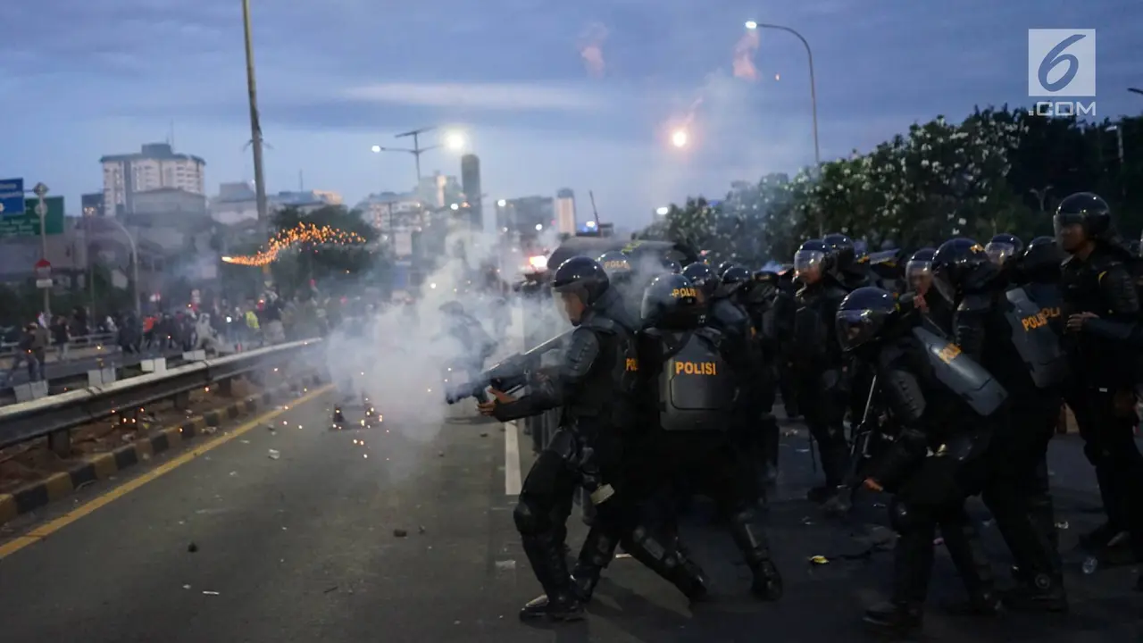 Perang Gas Air Mata Polisi VS Kembang Api Pengunjuk Rasa