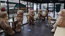 Sejumlah boneka beruang raksasa terlihat di kafe Les Deux Magots yang ditutup di Paris, Prancis pada 16 Desember 2020. Otoritas kesehatan Prancis pada Rabu (16/12) melaporkan 17.615 kasus infeksi COVID-19 tambahan dalam 24 jam terakhir, penambahan harian terbesar sejak 21 November. (Xinhua/Gao Jing)