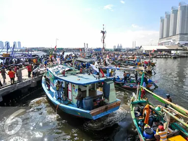 Puluhan perahu nelayan Muara Angke bersandar di Pulau G hasil Reklamasi Teluk Jakarta, Minggu (17/4/2016). Nelayan Muara Angke menolak reklamasi karena dianggap merugikan nasib para nelayan. (Liputan6.com/Yoppy Renato)