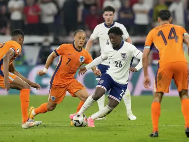 Manajer Timnas Inggris, Gareth Southgate memberikan pujian besar kepada Kobbie Mainoo. Pemain MU ini tampil tenang dan percaya diri mengawal lini tengah Three Lions. (AP Photo/Martin Meissner)