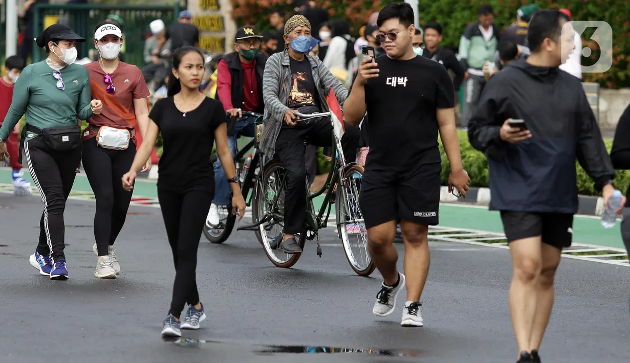 Aktivitas warga saat penyelenggaraan Hari Bebas Kendaraan Bermotor di Jlalan MH Thamrin, Jakarta, Minggu (29/5/2022). Hari Bebas Kendaraan Bermotor yang kembali diselenggarakan pada setiap hari Minggu dimanfaatkan warga untuk berolahraga. (Liputan6.com/Helmi Fithriansyah)