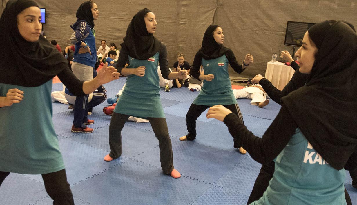 Sejumlah karateka berhijab melakukan pemanasan jelang penampilannya pada Kejuaraan Dunia Karate Junior, Cadet dan U-21 2015 di ICE, Tangerang. (Bola.com/Vitalis Yogi Trisna) 