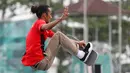 Skateboarder Indonesia,  Pevi Permana Putra saat tampil dalam final taman putra Asian Games 2018 di arena roller sport Jakabaring, Palembang, Rabu (29/8). Pevi meraih medali perunggu dengan mengoleksi 67,00 poin. (AP/Vincent Thian)