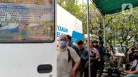Warga mengantre selama proses perpanjang SIM A dan SIM C saat Pelayanan SIM Keliling di Plaza Jambu Dua, Kota Bogor, Sabtu (5/11/2022). Polresta Bogor Kota telah mempersiapkan beberapa titik lokasi pelayanan di wilayah Kota Bogor, warga hanya perlu membawa SIM A/C asli yang hendak diperpanjang masa berlakunya dan menyertakan fotocopy E-KTP. (Liputan6.com/Magang/Aida Nuralifa)
