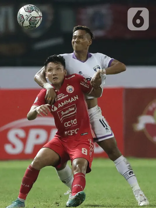 Pemain Persija, Syahrian Abimanyu (kiri) berebut bola dengan Muhammad Toha (Persita) pada lanjutan laga BRI Liga 1 Indonesia 2022-2023 di Stadion Patriot Chandrabhaga, Bekasi, Rabu (24/8/2022). Laga berlangsung sengit dan dimenangkan Persija dengan skor 1-0. (Liputan6.com/Helmi Fithriansyah)