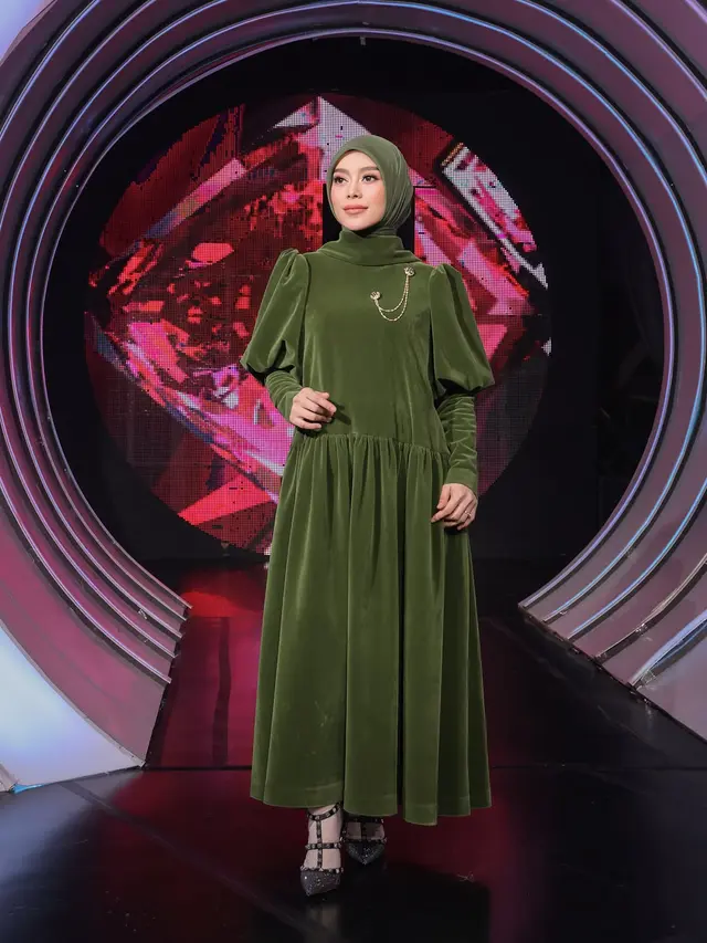 Potret Lesti Kejora dengan Gamis Velvet Olive Lengan Puff